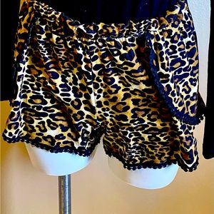 Black Raw Hem around the legs very very short leopard print short size M